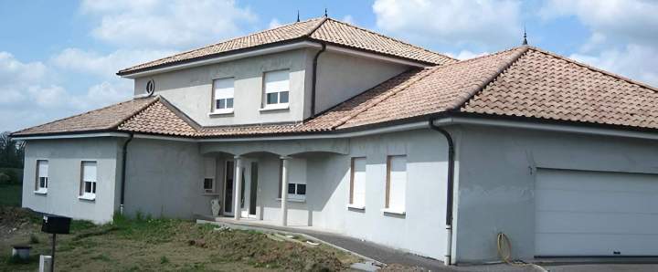 Maison avec couverture en tuiles rouges-brunes Guenviller