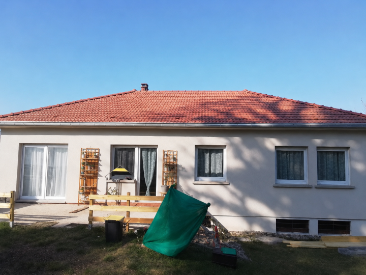 Toit en tuiles rouges maison à Oeting Guenviller