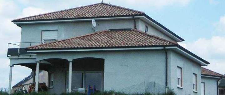 Grande maison avec un toit en tuiles rouges Guenviller